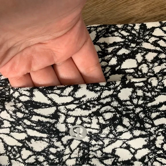 Lululemon womens black white printed biker shorts 4 5” - Picture 3 of 7